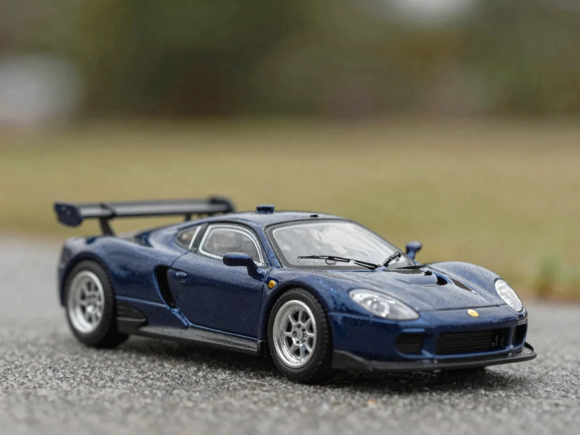 Miniatura de carro esportivo em close-up da pintura e das rodas,